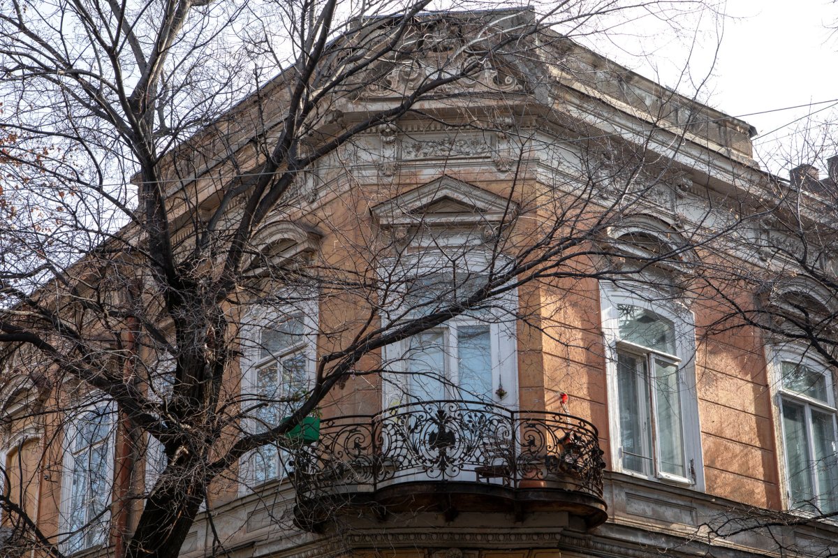 The building located at the intersection of 10, Machabeli and 14, Lermontov Streets